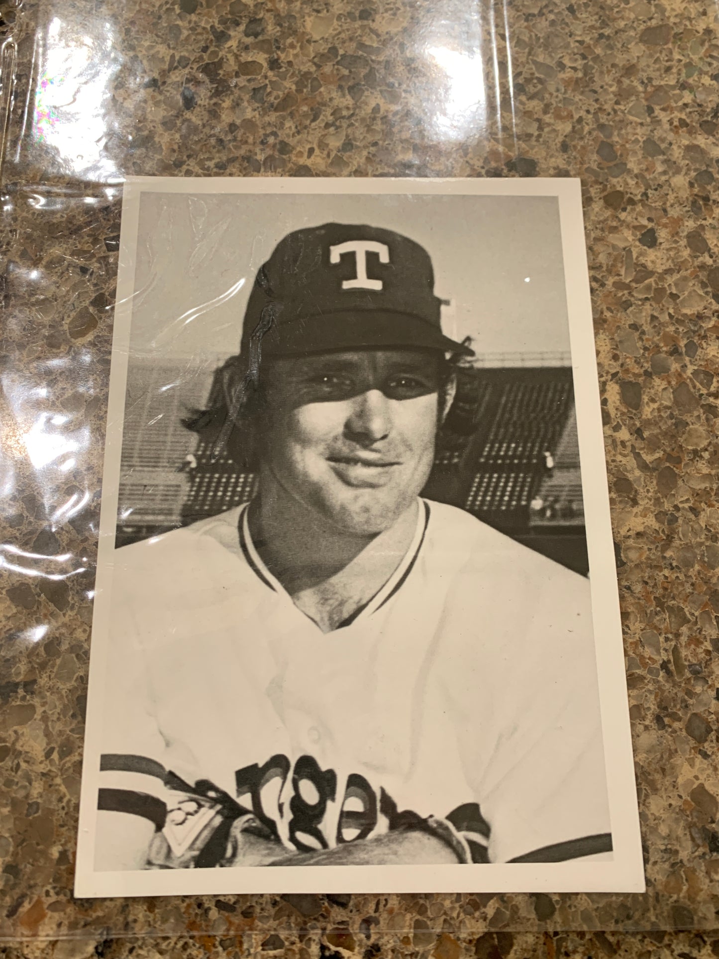 1975 Toby Harrah 3rd Baseman of the Rangers rare black and white 5x7 photo