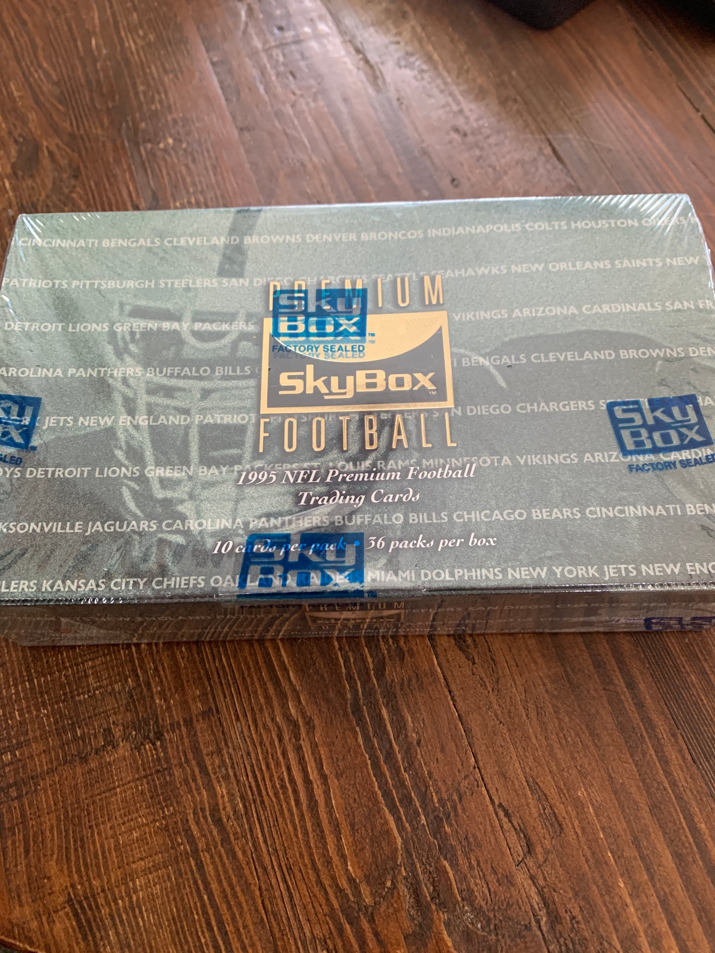 1995 SkyBox Premium NFL Football 8 Hobby Packs For Sale